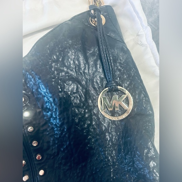 Michael Kors, large purse/bag.beautiful, black leather gold hardware - Picture 3 of 8